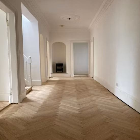 Pisos de parquet de madera de ingeniería en espiga Chevron de roble blanco europeo